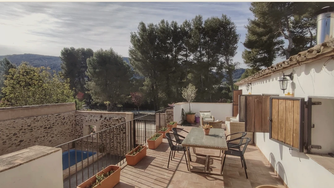 Terraza y entorno de El Sombrial de San Lorenzo
